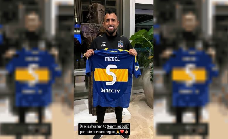 Arturo Vidal ‘chicanea’ a River: llegó al país y posó con la camiseta de Boca