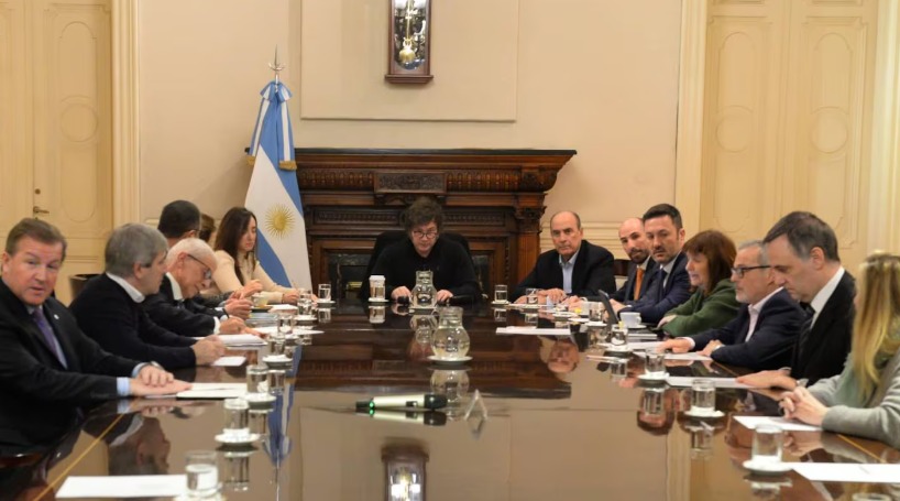 El Gobierno desacelera la ola de despidos en el Estado a pedido de los ministros