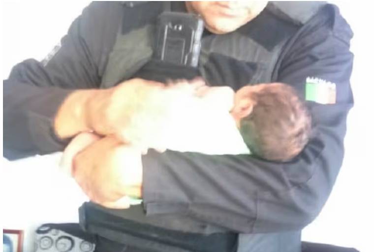 Comisaría Sexta: una mujer llevó a su bebé porque no respiraba y los policías le salvaron la vida