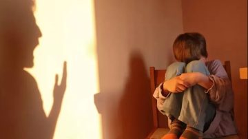 Horror: un pequeño de 10 años fue a la policía a denunciar que su madre y su padrastro lo golpean