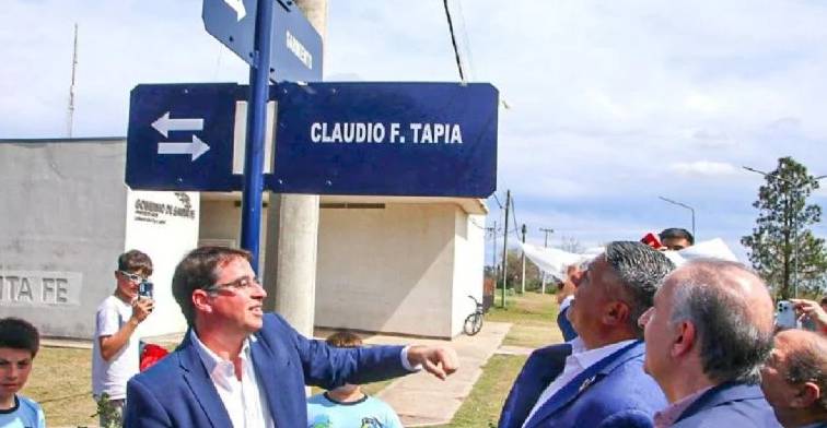 Un pueblo de Santa Fe inauguró la calle Claudio Tapia en homenaje al presidente a la AFA