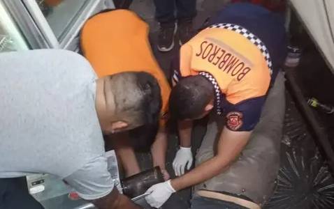 Pánico en una carnicería: a un empleado le quedó atascada la mano en una picadora