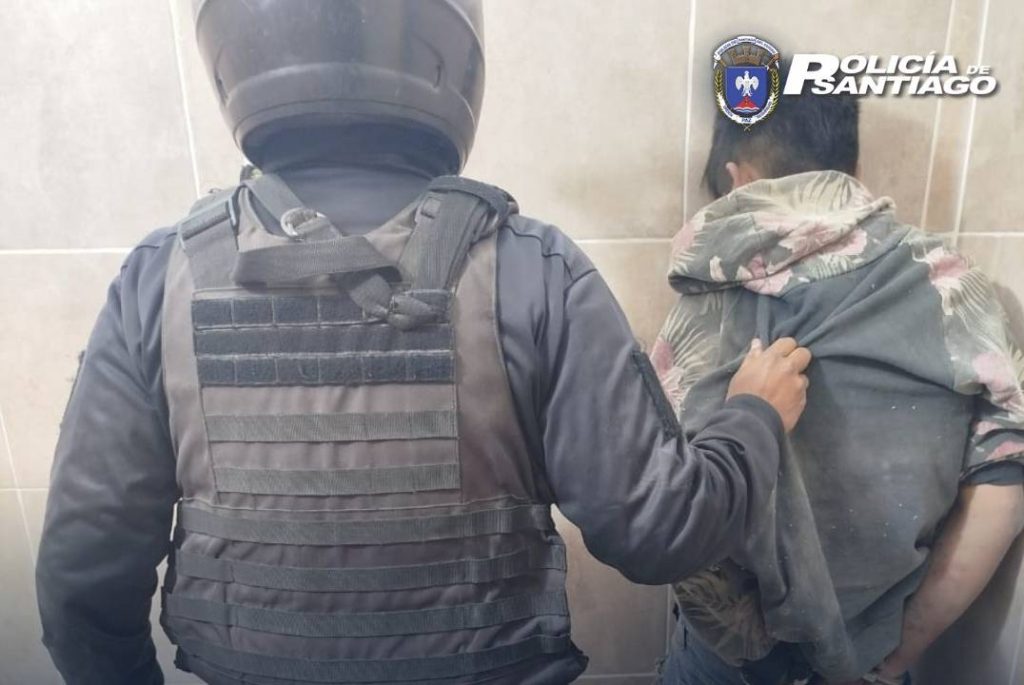 Delincuente intentó abrir una camioneta y los vecinos casi lo linchan