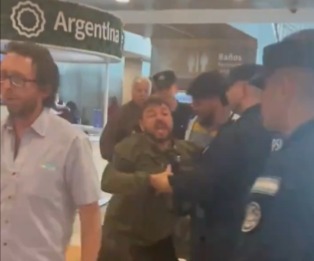 Video: Juan Grabois protagonizó un escándalo en Ezeiza luego de su viaje a Roma para visitar al Papa