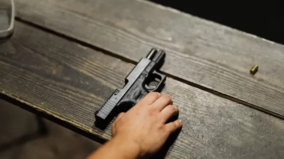 Preocupación en Termas de Río Hondo: un adolescente llevó un arma al colegio e intentó venderla