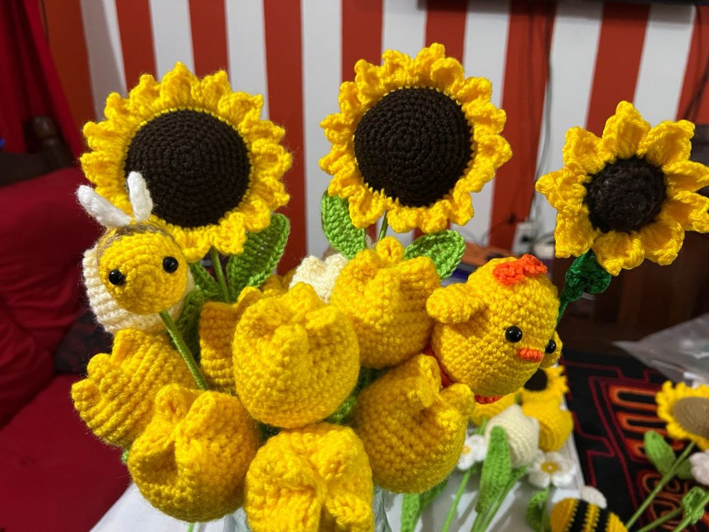 Furor por las flores amarillas: el creativo emprendimiento de una madre y su hija que tejen ramos a crochet