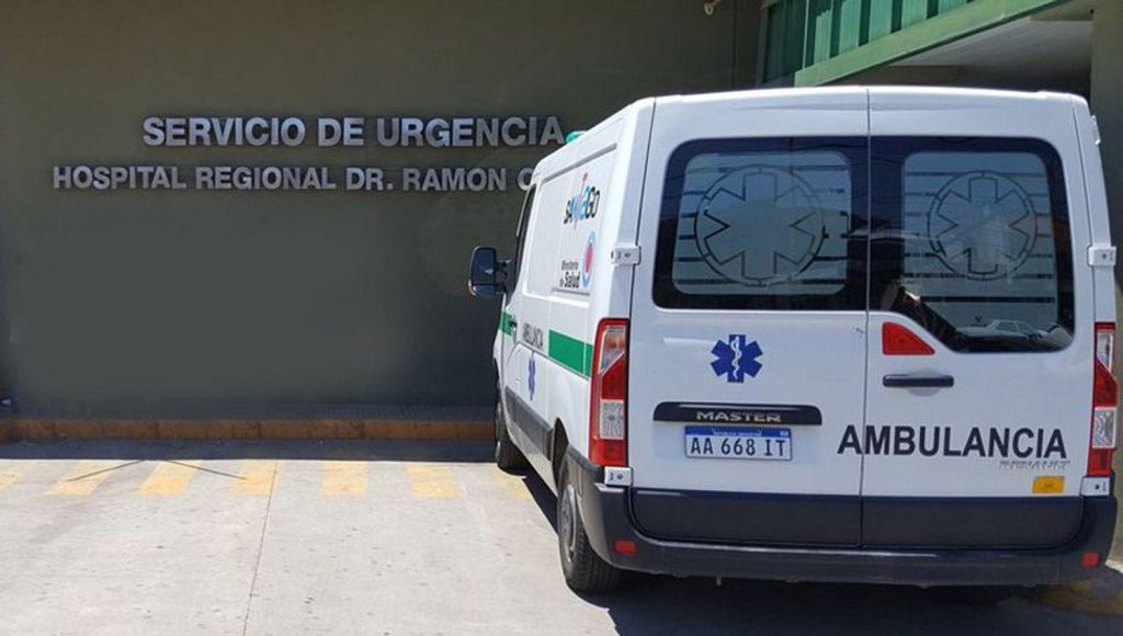 Un joven sufrió lesiones graves tras chocar un auto estacionado en la banquina