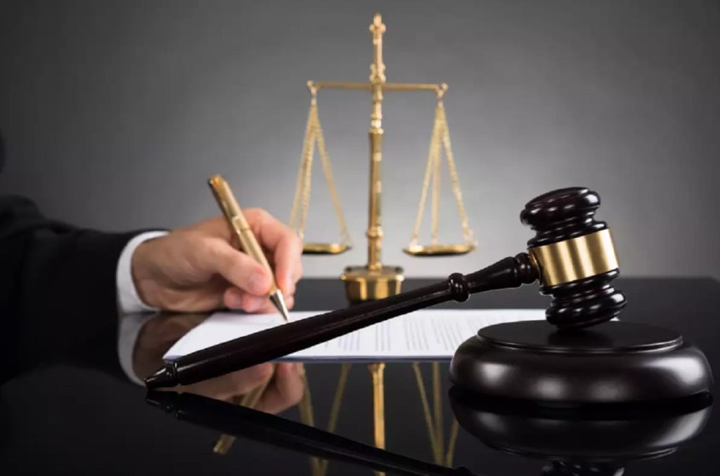 Cayó un abogado por falsificar precedentes con Inteligencia Artificial