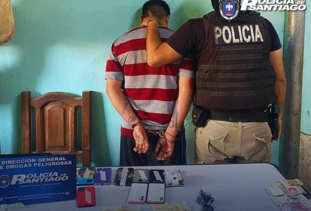 Desbaratan a un kiosco de drogas en La Banda: un detenido y secuestro de nueve celulares