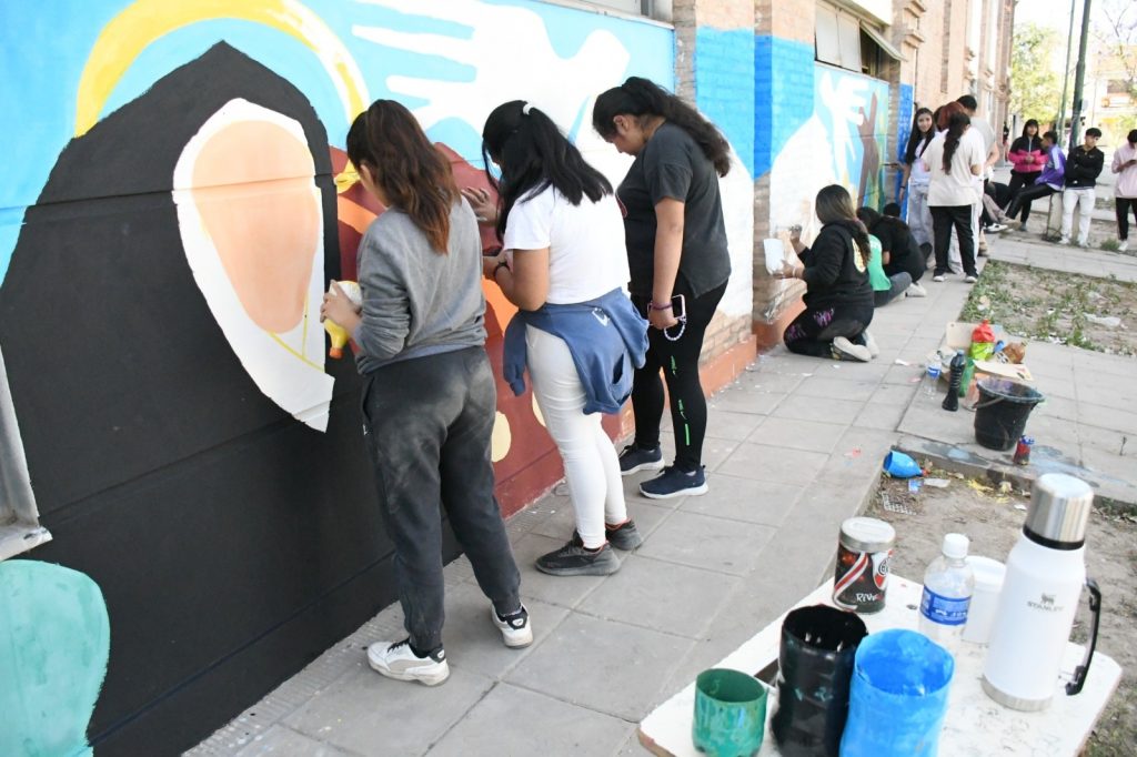 Alumnos de la escuela de Comercio participaron del Pinta Conciencia