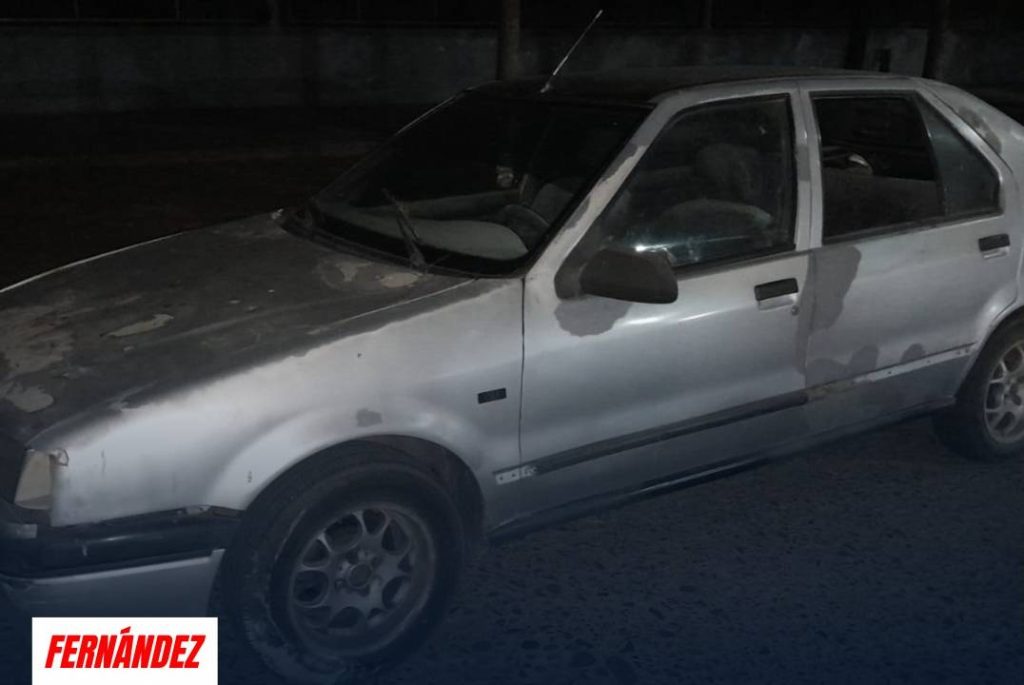 Interceptan a tres jóvenes a bordo de un auto robado a alta velocidad por Fernández