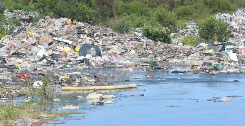 Grave caso en Tucumán: investigan un basural a cielo abierto y un crematorio por contaminación al Río Dulce