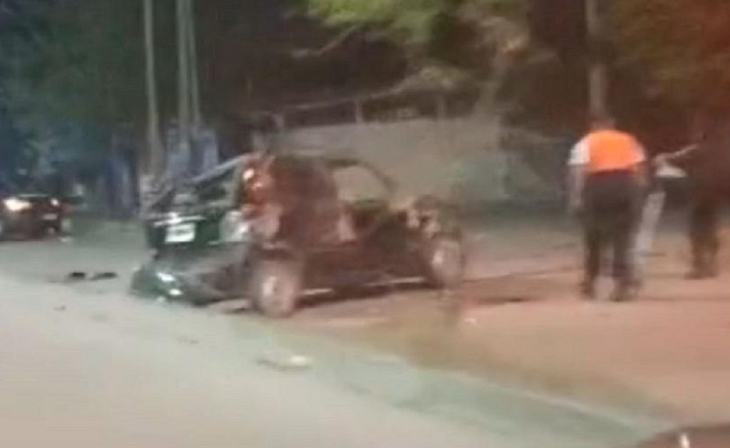 VIDEO. Impactante vuelco de un auto sobre la colectora de Avenida Lugones