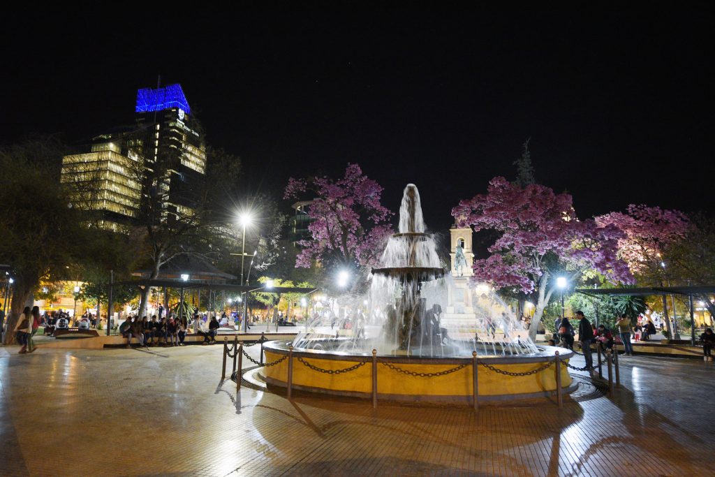 Susto y tensión en el centro: adolescentes armados con cuchillos se citaron a pelear en la Plaza Libertad
