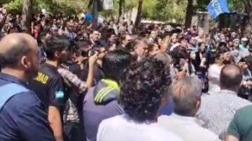 Video: El emotivo momento del himno nacional en la marcha por la defensa de la universidad pública