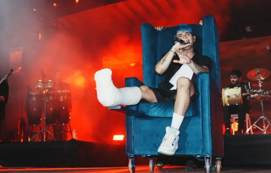 El video de LUCK RA cantando enyesado en un sillon con rueditas en el festival de Formosa