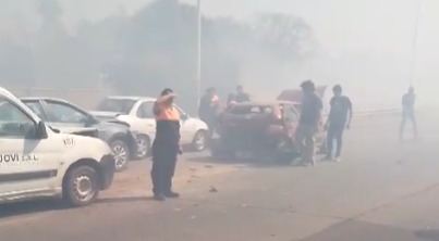 Video: al menos 5 vehículos involucrados en un choque en cadena en la Autopista Santiago – La Banda por quema de pastizales