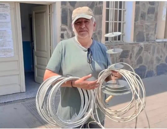 La historia del ingeniero de Frías que construye antenas caseras para facilitar las comunicaciones en zonas aisladas