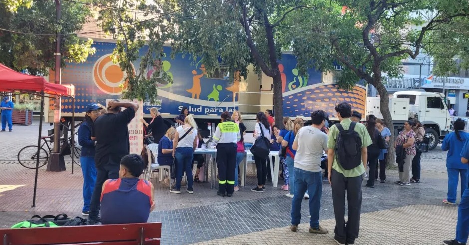 Concientización y prevención del cáncer de mama: realizan mamografías gratuitas en la Plaza Libertad