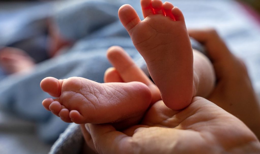 El extraño caso de los bebés abandonados en Londres: ofrecen 24.000 dólares para encontrar a sus padres