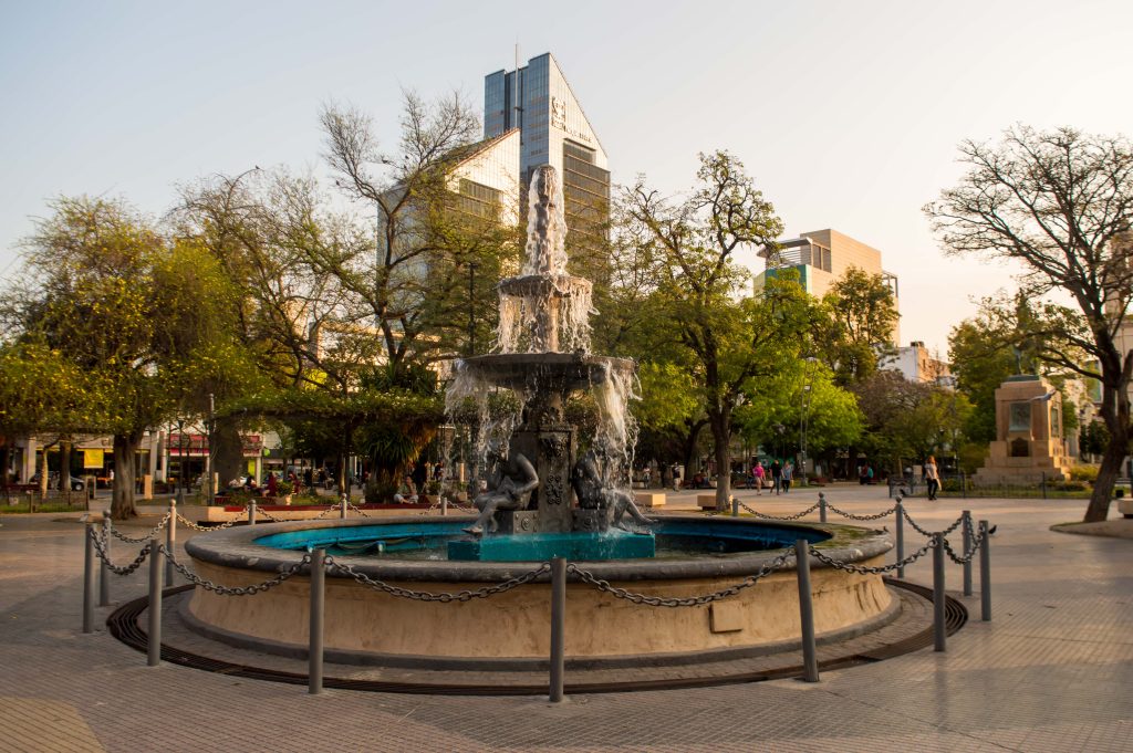 A punta de arma blanca asaltaron a un menor en la plaza Libertad
