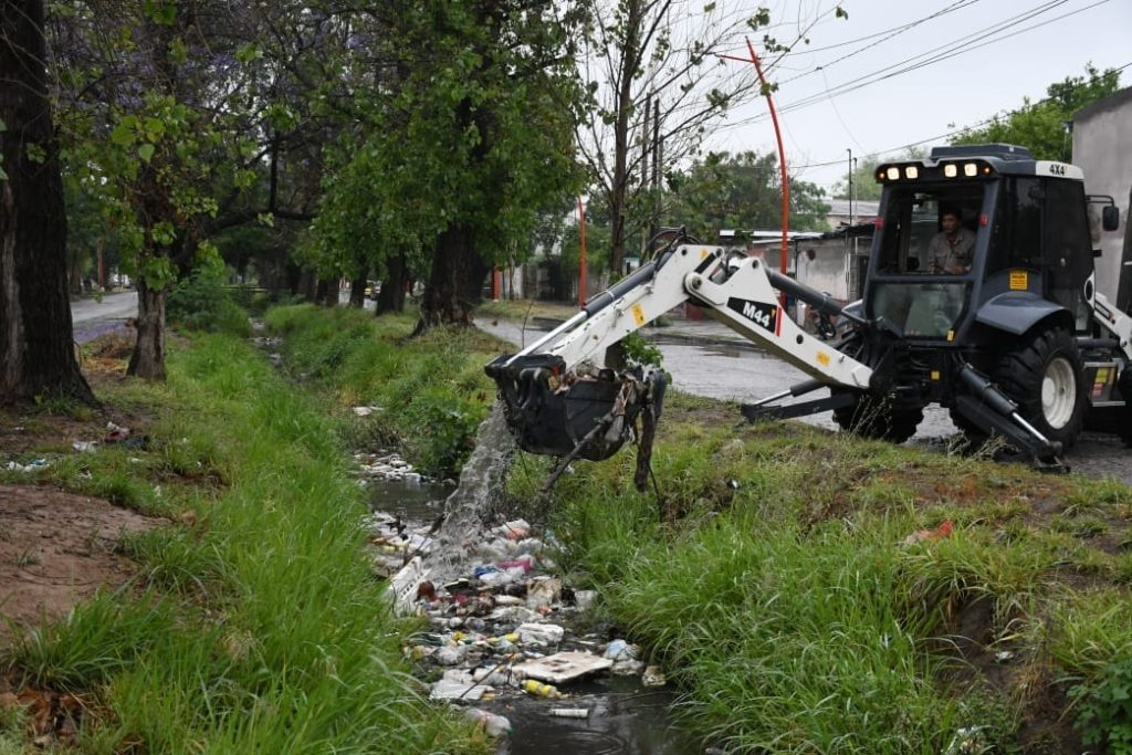 La Municipalidad retiró gran cantidad de envases plásticos y residuos del desagüe Aguirre durante la lluvia