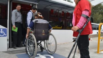 El Gobierno anunció que las personas con discapacidad podrán viajar en trenes y colectivos sin certificado