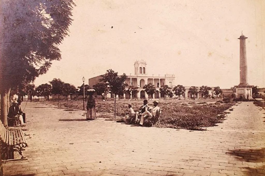 Viralizan fotos inéditas de la plaza Libertad a fines del Siglo XIX