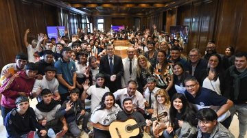 Zamora ratificó la continuidad de “Conociendo mi provincia” durante la visita de 140 estudiantes