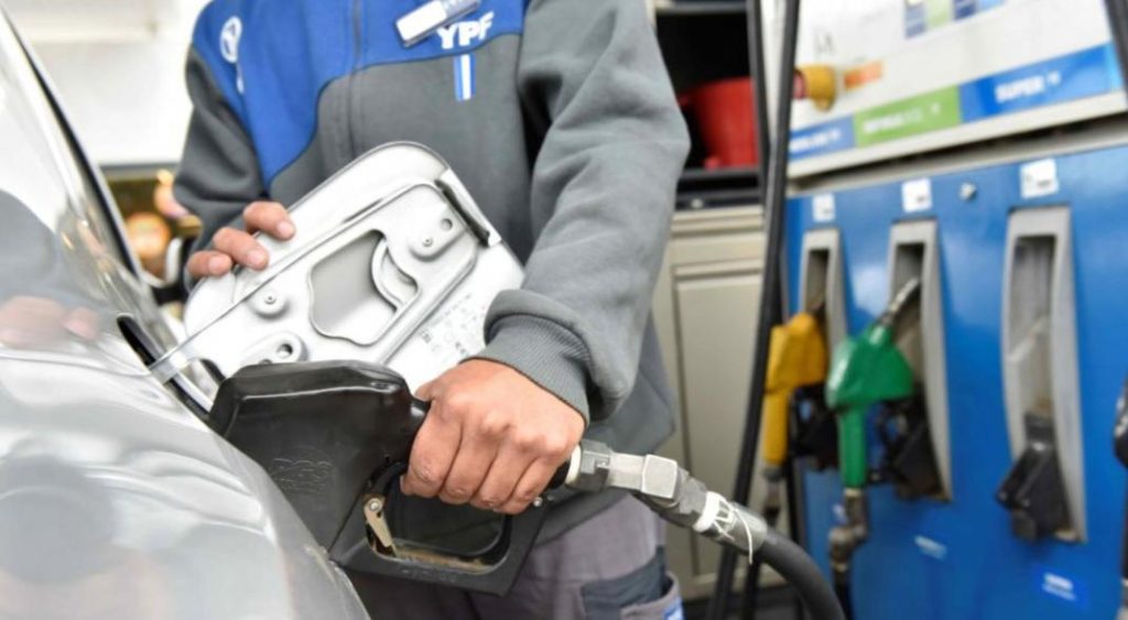 Se viene un aumento de la nafta: Dos petroleras ya adelantaron que ajustarán los precios