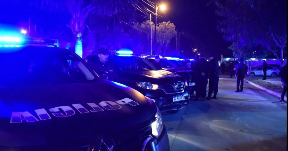 Brutal asalto en el B° Mariano Moreno: un grupo armado irrumpió en su casa, lo golpearon y amenazaron, y prendieron fuego una moto