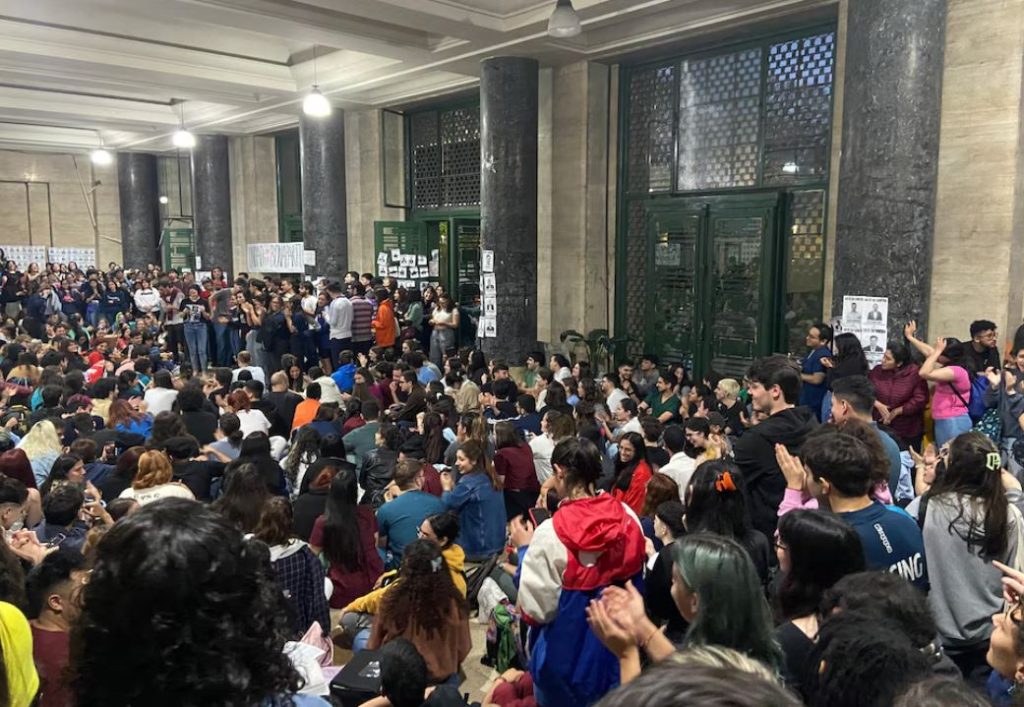 Por el desfinanciamiento de Milei, estudiantes de ocho facultades toman la UBA