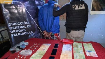 Secuestran casi $400 mil y más de 20 envoltorios de droga en desmantelamiento de red de narcomenudeo