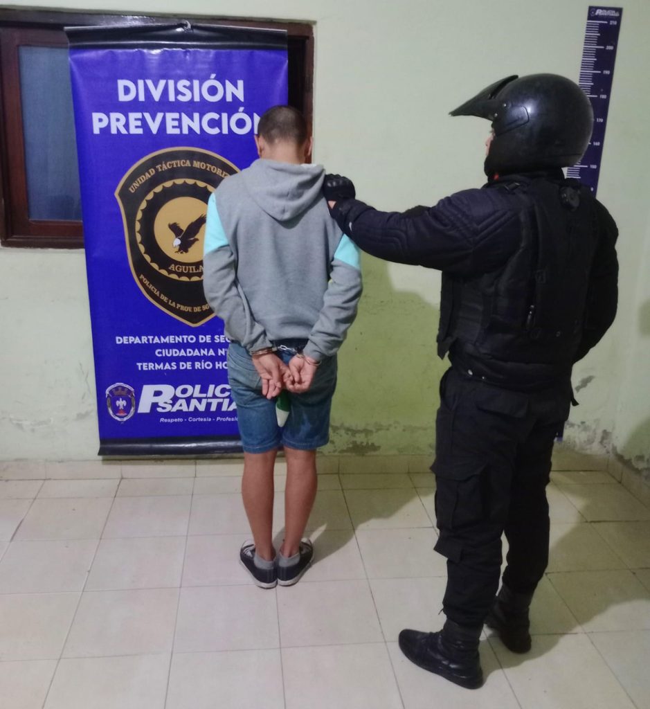 Detienen a un joven por robar una horma de queso desde un supermercado