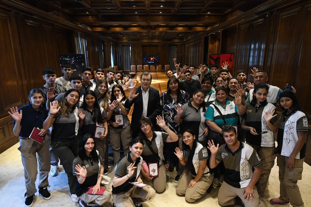 Gerardo Zamora recibió a estudiantes de Quimilí y Colonia Alpina