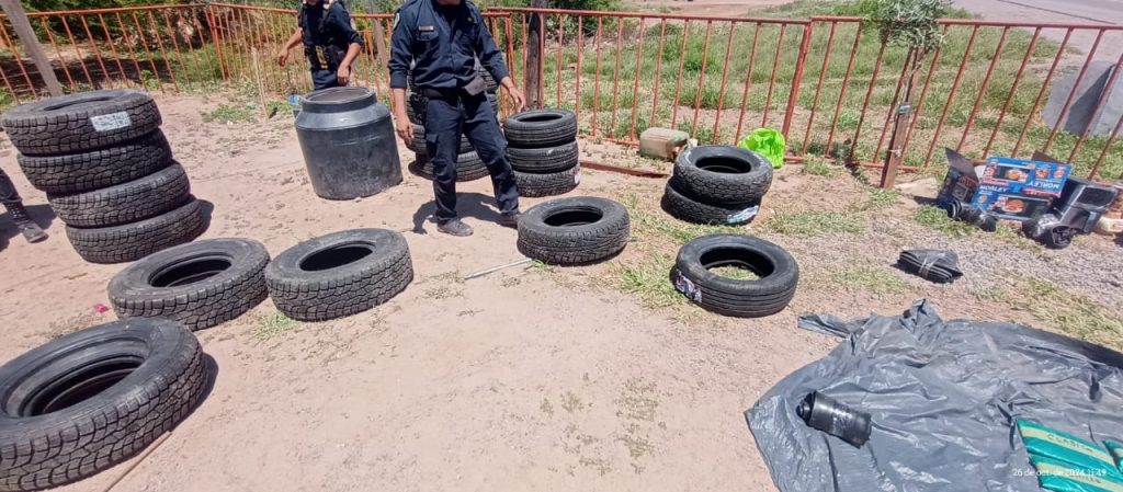 Detienen a dos chaqueños que transportaban neumáticos y hojas de coca de contrabando