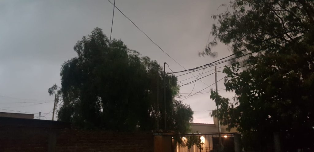 Fotos y videos de la fuerte tormenta en Santiago del Estero: lluvia, viento y oscuridad en plena siesta