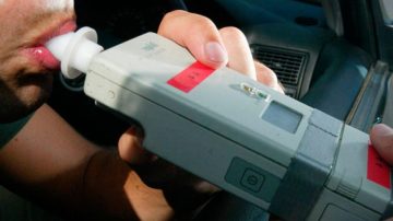 Conductor alcoholizado circulaba en contramano por la autopista y fue demorado