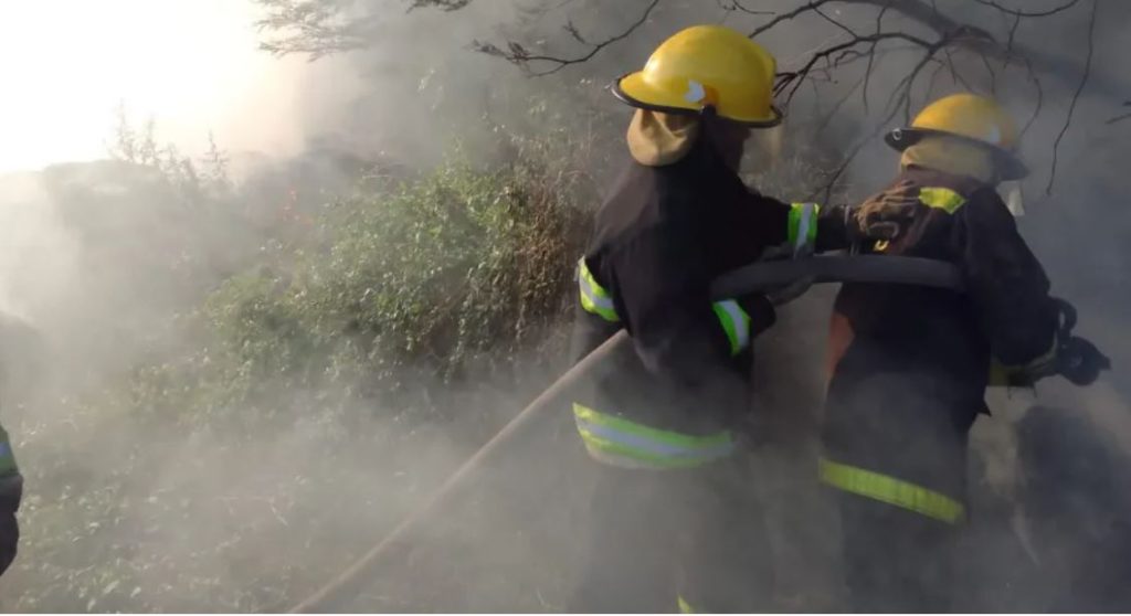 Bomberos tuvieron que ser asistidos por inhalar humo