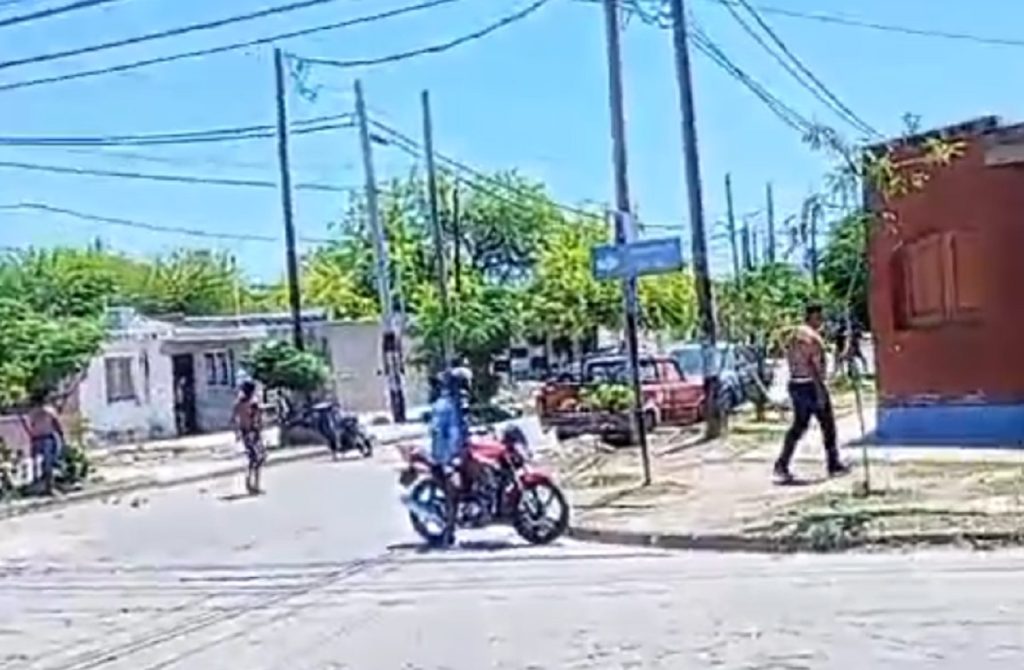 VIDEO | Interna sangrienta: barras de Central Córdoba se enfrentaron a los tiros y hay heridos