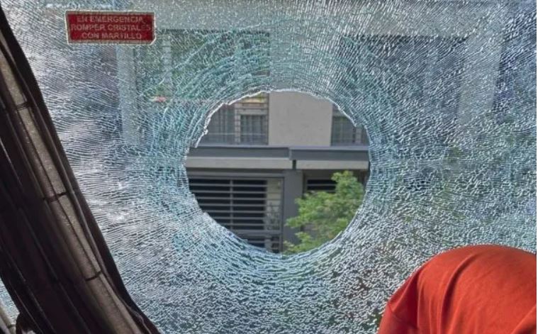 VIDEO. Hinchas de River apedrearon el micro en el que viajaban simpatizantes de Atlético Mineiro