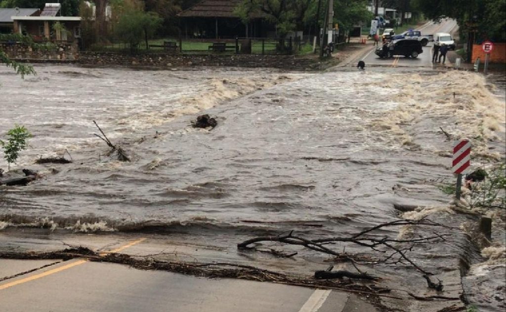 Fotos y videos de las impactantes crecidas en ríos serranos de Córdoba