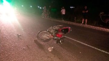 Una mujer a bordo de una moto chocó contra una vaca y sufrió tramatismo de cráneo