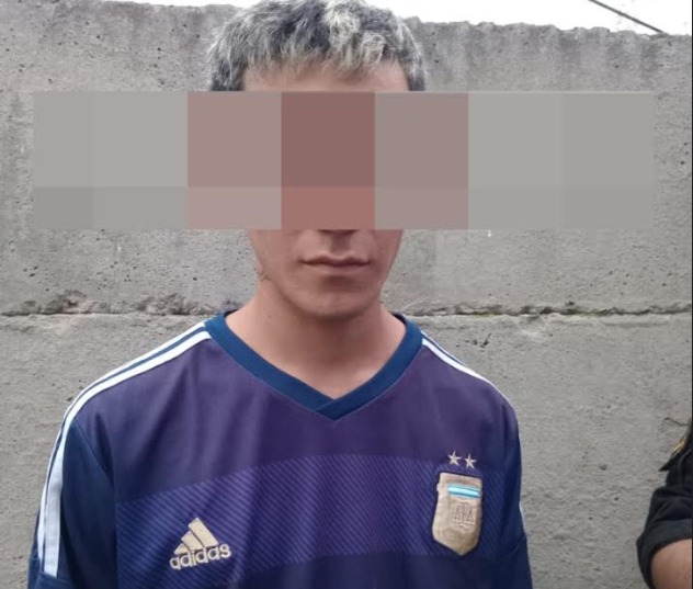 Joven dealer terminó detenido tras hacer un escándalo en su casa: la policía encontró droga en el lugar