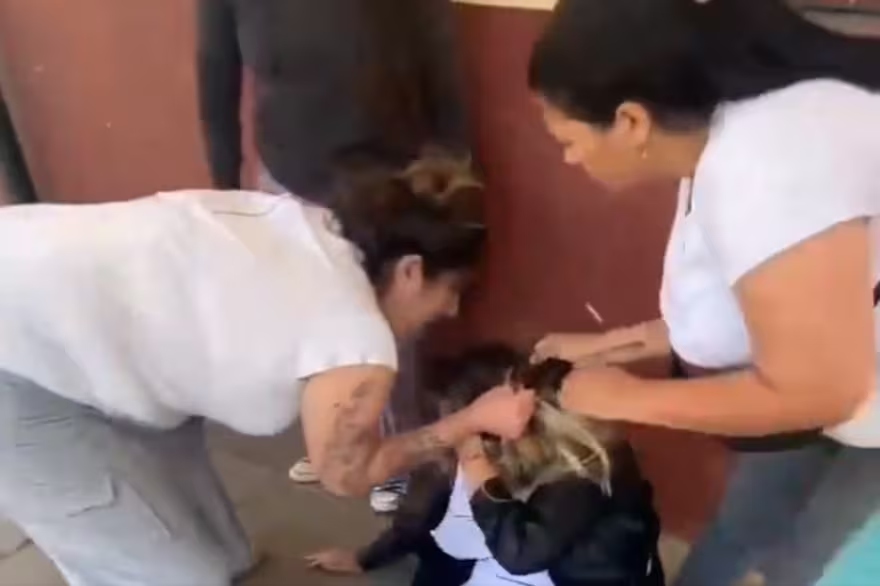 Una docente fue brutalmente golpeada por mamás de alumnos
