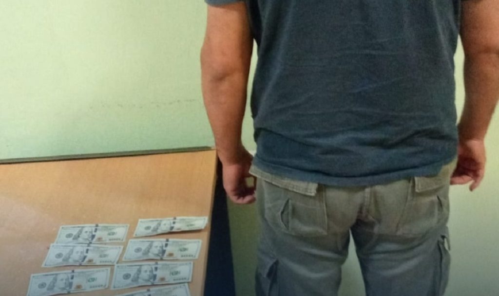 Villa Mailín: detienen a sujeto que trató de vender 800 dólares “blue”