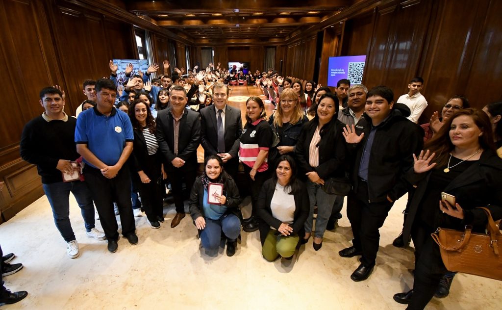 “Conociendo mi Provincia” reunió a 88 alumnos que visitaron al gobernador Zamora