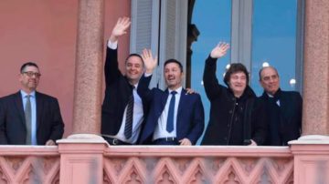 Milei salió al balcón de Casa Rosada, pensó que lo saludaban por su cumpleaños, pero eran estudiantes que lo insultaron