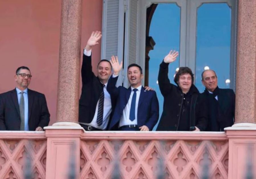 Milei salió al balcón de Casa Rosada, pensó que lo saludaban por su cumpleaños, pero eran estudiantes que lo insultaron