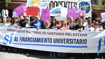 La intendente Norma Fuentes acompañó la marcha en defensa de la universidad pública y gratuita